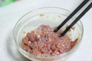 早餐来一份简单美味的猪肉洋葱馅饼的做法步骤:2