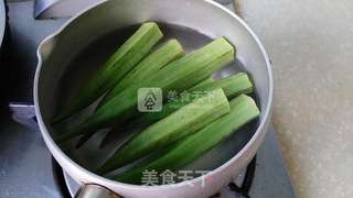 秋葵蛋炒饭---混搭的食材也美味的做法步骤:2