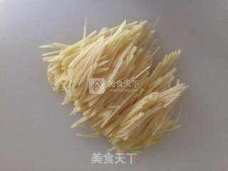 土豆丝芹菜叶汤的做法步骤:2