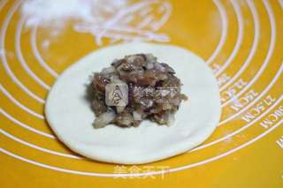 早餐来一份简单美味的猪肉洋葱馅饼的做法步骤:5