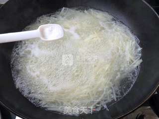 土豆丝芹菜叶汤的做法步骤:7