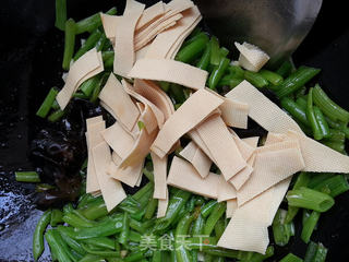 蚝油豆皮瓜茎的做法步骤:5