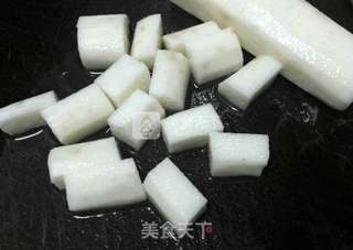 秋葵山药炒蟹味菇的做法步骤：2