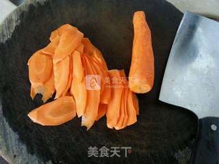 红萝卜炒肉的做法步骤：1