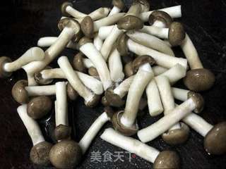 秋葵山药炒蟹味菇的做法步骤：4