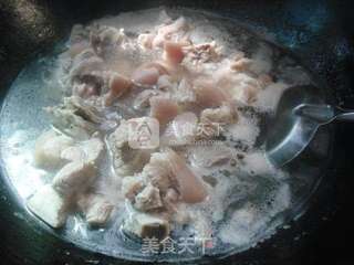 黄豆烧肘块的做法步骤：2