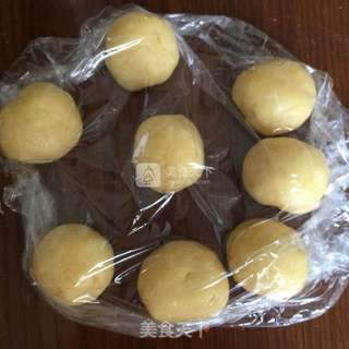 【超人气】港式奶黄月饼的做法步骤：3