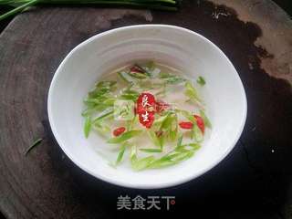 舌尖上的家常菜—萝卜丝炖鲫鱼的做法步骤:2