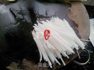 舌尖上的家常菜—萝卜丝炖鲫鱼的做法步骤:3