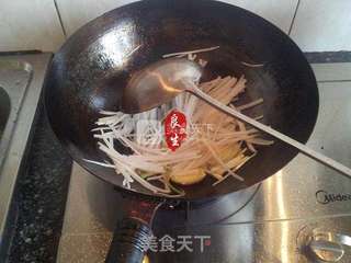 舌尖上的家常菜—萝卜丝炖鲫鱼的做法步骤:6