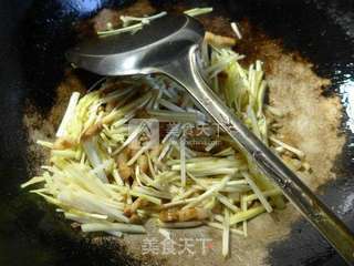 五花肉炒韭菜芽的做法步骤：5