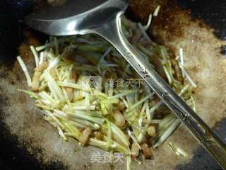 五花肉炒韭菜芽的做法步骤：8