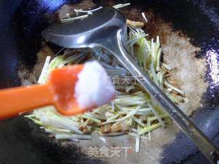 五花肉炒韭菜芽的做法步骤：6