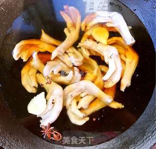 卤鸭掌的做法步骤:3