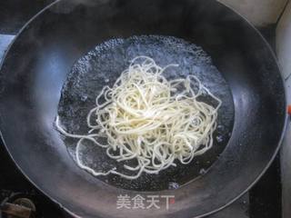 香菇酱拌面的做法步骤:2