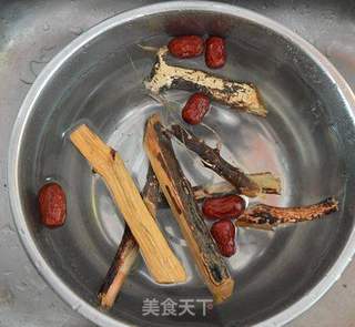 五指毛桃煲鸡的做法步骤:2