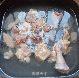 五指毛桃煲鸡的做法步骤:3