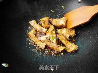 啤酒焖鱼的做法步骤:4