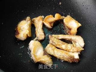 啤酒焖鱼的做法步骤:3