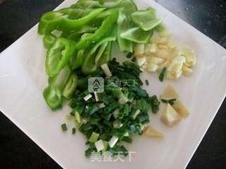 尖椒肥肠的做法步骤:2