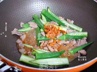 蒜蓉秋葵炒肉的做法步骤:7