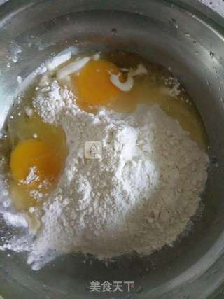 双椒韭菜蛋披萨餠,卷披萨的做法步骤:2