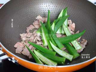 蒜蓉秋葵炒肉的做法步骤:6