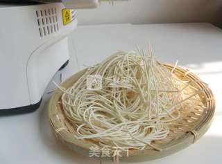荷兰豆凉拌面的做法步骤:2
