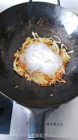 卷心菜素炒粉丝的做法步骤:6