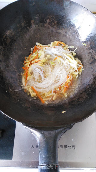 卷心菜素炒粉丝的做法步骤:7