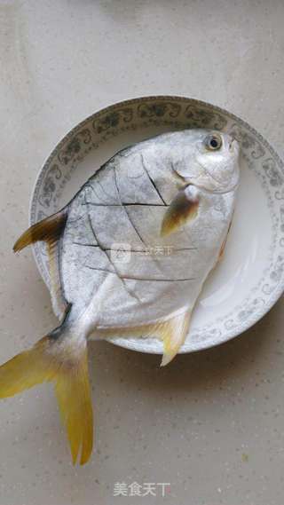 清蒸金鲳鱼的做法步骤:2