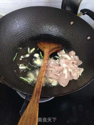 平淡的美味“花菜炒肉”的做法步骤:4