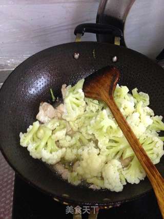 平淡的美味“花菜炒肉”的做法步骤:5