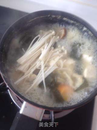 鸡肉鲜蔬味噌汤的做法步骤：6