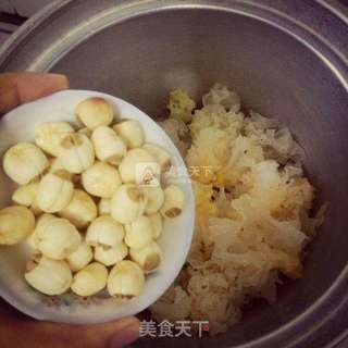 美容养颜—夏日来碗红枣莲子银耳羹 晶莹剔透—吃出你的美的做法步骤:2