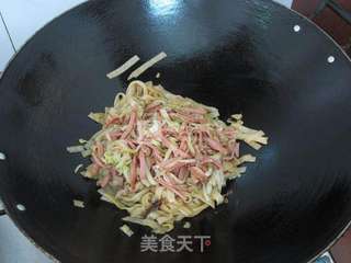 三丝炒河粉的做法步骤:9