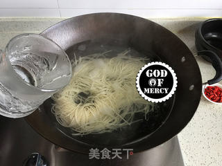 秋季美容养生药膳黄颡鱼枸杞汤面的做法步骤:3