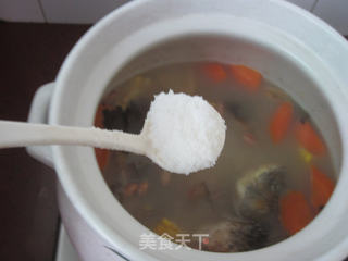 胡萝卜玉米花生鲫鱼汤的做法步骤:10