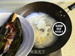 秋季美容养生药膳黄颡鱼枸杞汤面的做法步骤:4