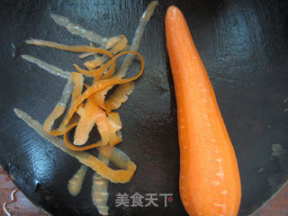 胡萝卜玉米花生鲫鱼汤的做法步骤:3