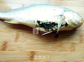 内里乾坤红烧小黄鱼的做法步骤:7