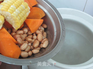 胡萝卜玉米花生鲫鱼汤的做法步骤:5