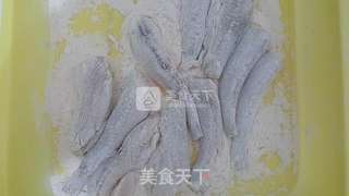 椒盐九肚鱼的做法步骤:2