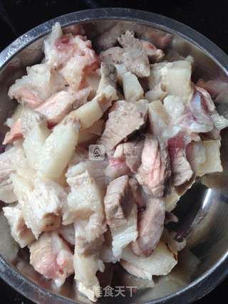 红烧肉茭白的做法步骤:2