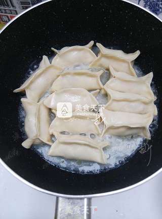 榨菜鲜肉锅贴的做法步骤:14