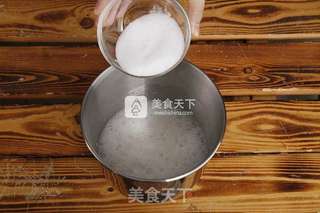 肉松戚风蛋糕卷(烤箱做蛋糕)的做法步骤:10