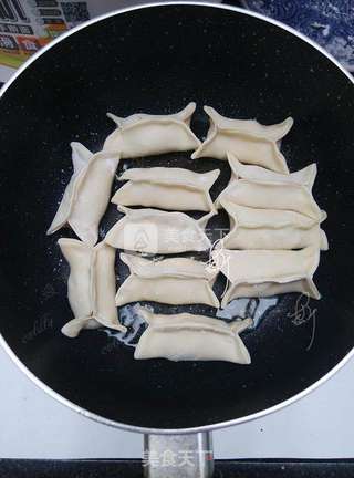 榨菜鲜肉锅贴的做法步骤:13