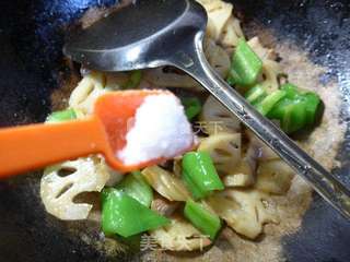 尖椒五花肉炒莲藕的做法步骤:10