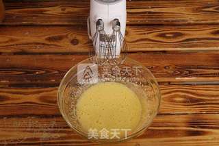 肉松戚风蛋糕卷(烤箱做蛋糕)的做法步骤:4