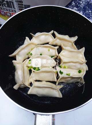 榨菜鲜肉锅贴的做法步骤:15